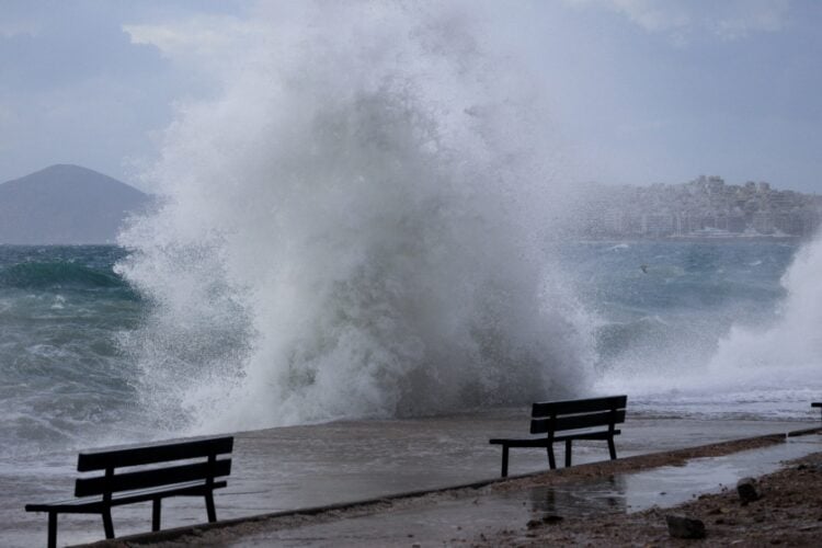 Ισχυροί άνεμοι και κύματα σε παραλία  (φωτ. αρχείου: Eurokinissi/Γιάννης Παναγόπουλος)