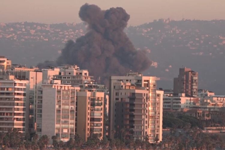 Καπνοί πάνω κτήρια της Βηρυτού που χτυπήθηκαν από βόμβες των ισραηλινών (φωτ.: x.com/SkyNews)