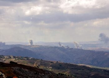 Καπνός πάνω από χωριά του Λιβάνου μετά τους αεροπορικούς βομβαρδισμούς των ισραηλινών (φωτ.: EPA/Stringer)