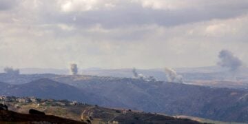 Καπνός πάνω από χωριά του Λιβάνου μετά τους αεροπορικούς βομβαρδισμούς των ισραηλινών (φωτ.: EPA/Stringer)