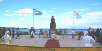 Το άγαλμα της Μικρασιάτισσας Μάνας στην παραλία της Επάνω Σκάλας, όπου είχαν αποβιβαστεί οι χιλιάδες πρόσφυγες από τη Μικρά Ασία το 1922 (φωτ.: stonisi.gr)