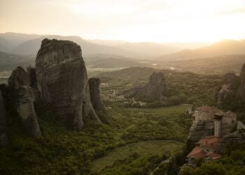 Η Μονή Ρουσάνου κατά το ηλιοβασίλεμα στα Μετέωρα (φωτ. αρχείου: ΑΠΕ-ΜΠΕ/Δημήτρης Τοσίδης)