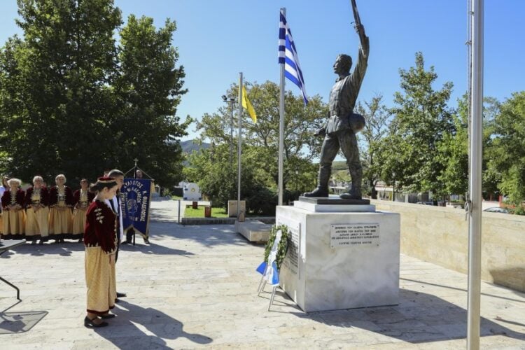 Κατάθεση στεφάνων στη μνήμη των θυμάτων της Γενοκτονίας των Ελλήνων της Μικράς Ασίας στο μνημείο της Νέας Φιλαδέλφειας του δήμου Ωραιοκάστρου Θεσσαλονίκης (φωτ. αρχείου: Δήμος Ωραιοκάστρου)