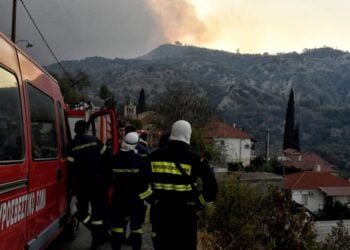 Δυνάμεις της Πυροσβεστικής επιχειρούν στην κατάσβεση πυρκαγιάς που ξέσπασε στην περιοχή Καλλιθέα, στο Ξυλόκαστρο Κορινθίας, την Κυριακή 29 Σεπτεμβρίου 2024. (Φωτ.: ΑΠΕ-ΜΠΕ/Βασίλης Ψωμάς)