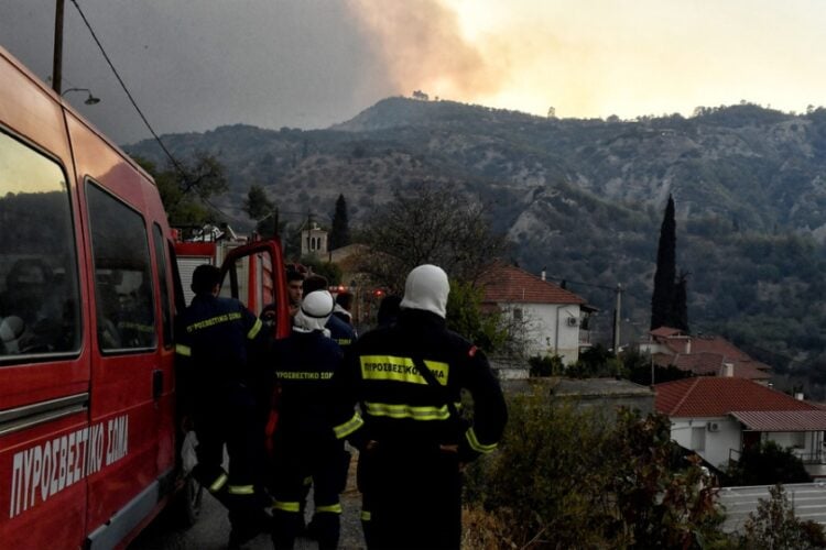 Δυνάμεις της Πυροσβεστικής επιχειρούν στην κατάσβεση πυρκαγιάς που ξέσπασε στην περιοχή Καλλιθέα, στο Ξυλόκαστρο Κορινθίας, την Κυριακή 29 Σεπτεμβρίου 2024. (Φωτ.: ΑΠΕ-ΜΠΕ/Βασίλης Ψωμάς)