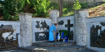 Κατάθεση στεφάνων στο μνημείο που βρίσκεται στο Άργος Ορεστικό (φωτ.: Facebook / Σύλλογος Μικρασιατών «Η Κύζικος» Άργους Ορεστικού)