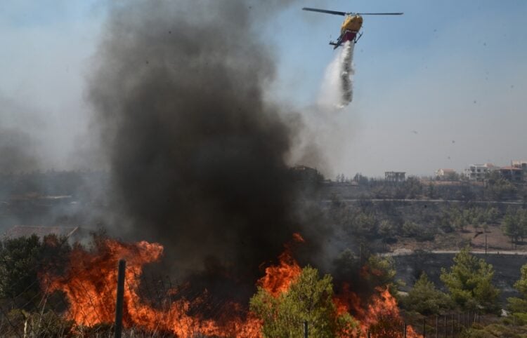 Ελικόπτερο κάνει ρίψεις νερού σε πυρκαγιά (φωτ. αρχείου: EUROKINISSI/Τατιάνα Μπόλαρη)