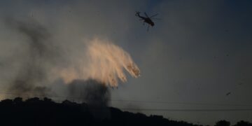 Ελικόπτερο κάνει ρίψεις νερού σε δασική πυρκαγιά (φωτ.: EUROKINISSI/Τατιάνα Μπόλαρη)