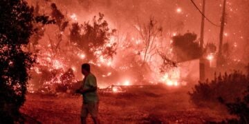 Η φωτιά καίει για δεύτερη ημέρα στην Κορινθία (φωτ.: EUROKINISSI/Βασίλης Ψωμάς)