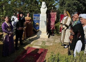 Στον ανδριάντα του μητροπολίτη Πατάρων  Μελετίου που βρίσκεται στον περίβολο του ναού του Αγίου Γεωργίου στη Νέα Ιωνία Αττικής (φωτ.: Μητρόπολη Νέας Ιωνίας, Φιλαδελφείας, Ηρακλείου και Χαλκηδόνος)