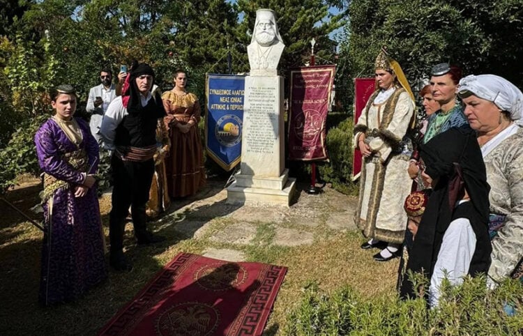 Στον ανδριάντα του μητροπολίτη Πατάρων  Μελετίου που βρίσκεται στον περίβολο του ναού του Αγίου Γεωργίου στη Νέα Ιωνία Αττικής (φωτ.: Μητρόπολη Νέας Ιωνίας, Φιλαδελφείας, Ηρακλείου και Χαλκηδόνος)