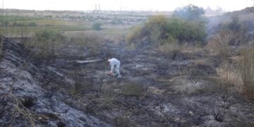 Στέλεχος της Ομάδας Εξουδετέρωσης Βομβών της ισραηλινής αστυνομίας εξετάζει το χώρο όπου κατέπεσε ο πύραυλος των Χούθι (φωτ.: EPA/Abir Sultan)