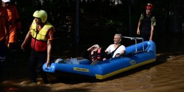 Σωστικά συνεργεία απομακρύνουν πολίτες από πλημμυρισμένες περιοχές πέρυσι τον Σεπτέμβριο στη Θεσσαλία (φωτ.: EUROKINISSI/Μιχάλης Καραγιάννης)