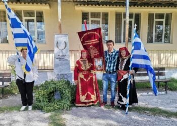 Μέλη του Μορφωτικού Πολιτιστικού Συλλόγου Γυναικών Καππαδοκικού Καρδίτσας στο Μνημείο Μικρασιατών του οικισμού (φωτ.: facebook/Μορφωτικός Πολιτιστικός Σύλλογος Γυναικών Καππαδοκικού Καρδίτσας)