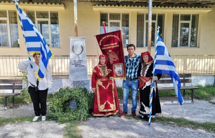 Μέλη του Μορφωτικού Πολιτιστικού Συλλόγου Γυναικών Καππαδοκικού Καρδίτσας στο Μνημείο Μικρασιατών του οικισμού (φωτ.: facebook/Μορφωτικός Πολιτιστικός Σύλλογος Γυναικών Καππαδοκικού Καρδίτσας)