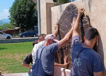 Στιγμιότυπο από την τοποθέτηση στοιχείου στο μνημείο στο Μακροχώρι Ημαθίας (φωτ.: Facebook / Γιωργος Κικώτης Γλύπτης)