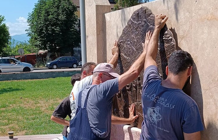 Στιγμιότυπο από την τοποθέτηση στοιχείου στο μνημείο στο Μακροχώρι Ημαθίας (φωτ.: Facebook / Γιωργος Κικώτης Γλύπτης)