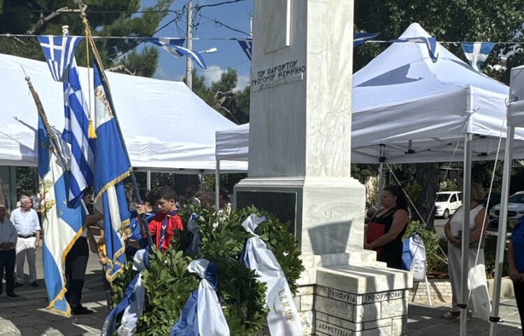 Το Μνημείο Μικρασιατών στην ομώνυμη πλατεία της Νέας Ερυθραίας (φωτ.: Δήμος Κηφισιάς)