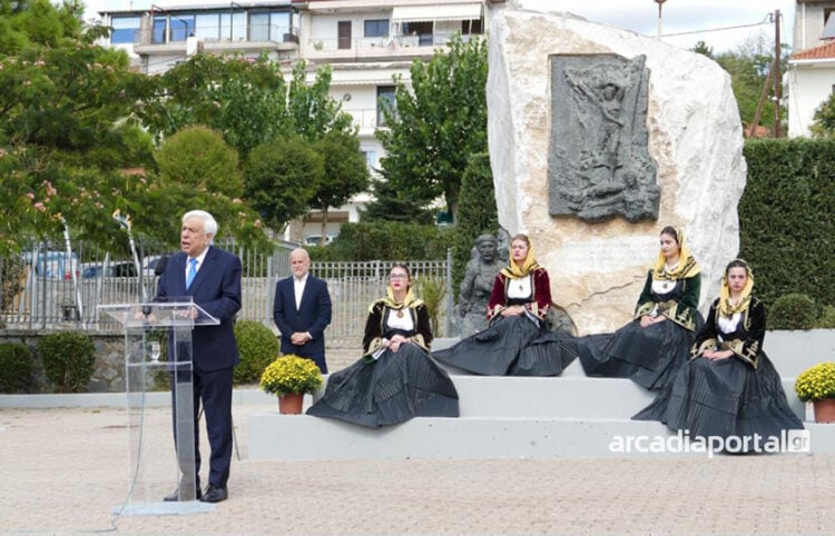 Ο Προκόπης Παυλόπουλος στην Πλατεία Μικράς Ασίας στην Τρίπολη (φωτ.: arcadiaportal.gr)