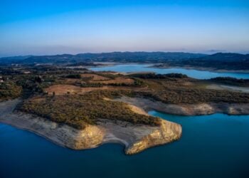 Η στάθμη του νερού στη λίμνη του φράγματος του Πηνειού είναι στο κατώτατο σημείο (φωτ.: EUROKINISSI/Αντώνης Νικολόπουλος)