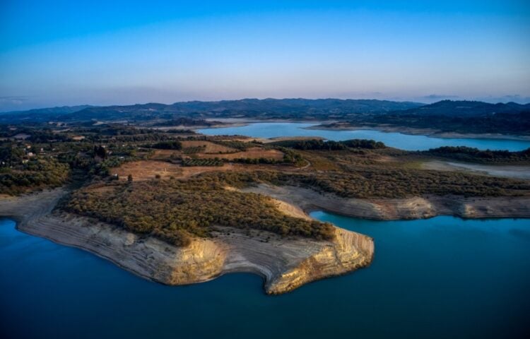 Η στάθμη του νερού στη λίμνη του φράγματος του Πηνειού είναι στο κατώτατο σημείο (φωτ.: EUROKINISSI/Αντώνης Νικολόπουλος)