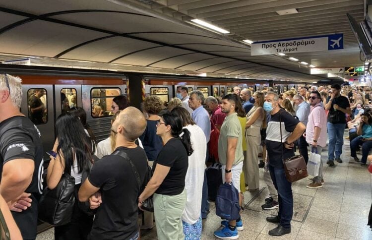 Το αδιαχώρητο επικράτησε το μεσημέρι της Δευτέρας στον σταθμό του Μετρό στο Σύνταγμα (φωτ.: Γεωργία Βορύλλα)