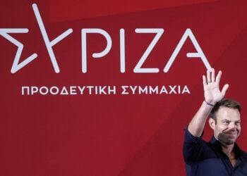 Ο Στέφανος Κασσελάκης χαιρετά τα μέλη της Κεντρικής Επιτροπής μετά το σχόλιό του για το αποτέλεσμα της πρότασης μομφής (φωτ.: EUROKINISSI/Γιώργος Κονταρίνης)