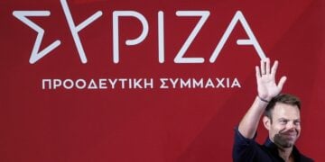 Ο Στέφανος Κασσελάκης χαιρετά τα μέλη της Κεντρικής Επιτροπής μετά το σχόλιό του για το αποτέλεσμα της πρότασης μομφής (φωτ.: EUROKINISSI/Γιώργος Κονταρίνης)