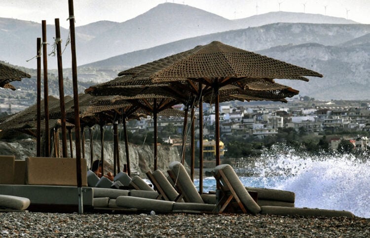 Φουρτουνιασμένη θάλασσα σε παραλία του Κορινθιακού (φωτ.: ΑΠΕ-ΜΠΕ / Βασίλης Ψωμάς)