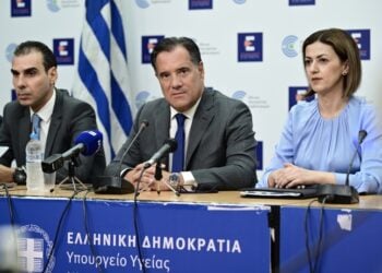 Από αριστερά, ο υφυπουργός Υγείας Μ. Θεμιστοκλέους, ο υπουργός Άδωνις Γεωργιάδης και η αναπληρώτρια υπουργός Ειρ. Αγαπηδάκη (φωτ.: EUROKINISSI/Μιχάλης Καραγιάννης)