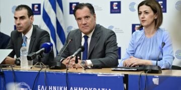 Από αριστερά, ο υφυπουργός Υγείας Μ. Θεμιστοκλέους, ο υπουργός Άδωνις Γεωργιάδης και η αναπληρώτρια υπουργός Ειρ. Αγαπηδάκη (φωτ.: EUROKINISSI/Μιχάλης Καραγιάννης)