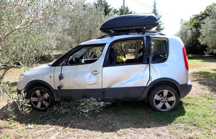 Το αυτοκίνητο μετά τη σύγκρουση, ακινητοποιημένο σε ένα χωράφι (φωτ.: ΜΟΤΙΟΝΤΕΑΜ /Σωτήρης Μπαρμαρούσης)