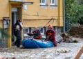 Πυροσβέστες απομακρύνουν κάτοικοι από πλημμυρισμένη περιοχή κοντά στον ποταμό Μπέλα, στην Τσεχία (φωτ.: EPA / Martin Divisek)