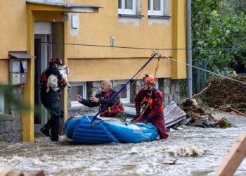 Πυροσβέστες απομακρύνουν κάτοικοι από πλημμυρισμένη περιοχή κοντά στον ποταμό Μπέλα, στην Τσεχία (φωτ.: EPA / Martin Divisek)