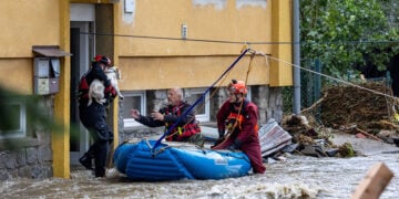 Πυροσβέστες απομακρύνουν κάτοικοι από πλημμυρισμένη περιοχή κοντά στον ποταμό Μπέλα, στην Τσεχία (φωτ.: EPA / Martin Divisek)