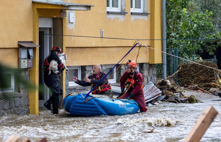 Πυροσβέστες απομακρύνουν κάτοικοι από πλημμυρισμένη περιοχή κοντά στον ποταμό Μπέλα, στην Τσεχία (φωτ.: EPA / Martin Divisek)