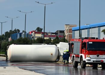 Πυροσβέστες φροντίζουν ώστε να μην αναφλεγεί το βυτιοφόρο (φωτ.: EUROKINISSI/Μιχάλης Καραγιάννης)