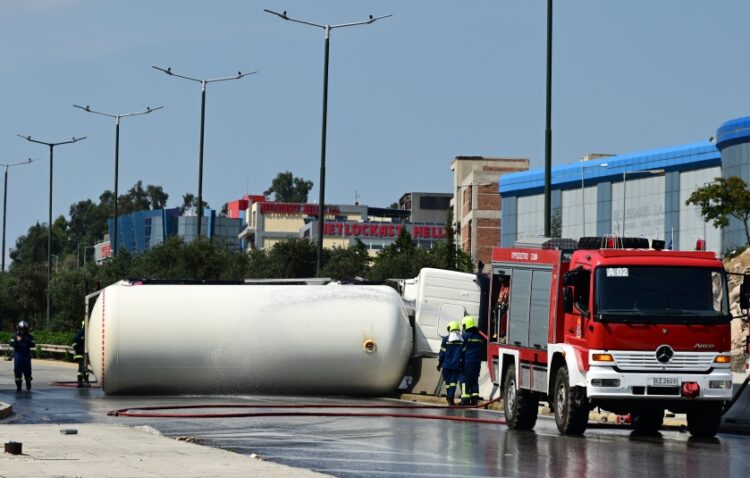 Πυροσβέστες φροντίζουν ώστε να μην αναφλεγεί το βυτιοφόρο (φωτ.: EUROKINISSI/Μιχάλης Καραγιάννης)