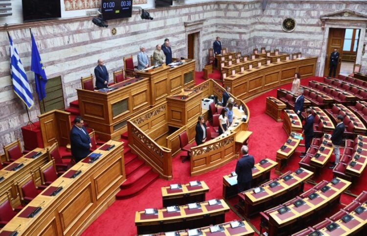 Στην αίθουσα της Ολομέλειας τηρήθηκε ενός λεπτού σιγή για τα θύματα της Μικρασιατικής Καταστροφής (φωτ.: EUROKINISSI/Γιάννης Παναγόπουλος)