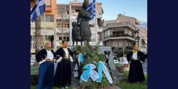 Στεφάνια στο Μνημείο Μικρασιατικής Καταστροφής στα Χανιά (φωτ.: facebook/Αλέξανδρος Μαρκογιαννάκης)