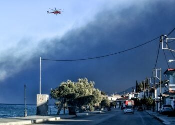 Πυροσβεστικό ελικόπτερο κατευθύνεται στο μέτωπο της πυρκαγιάς στην περιοχή του Ξυλοκάστρου στην Κορινθία. Δευτέρα 30 Σεπτεμβρίου 2024 ( φωτ.: Eurokinissi/Βασίλης Ψωμάς)