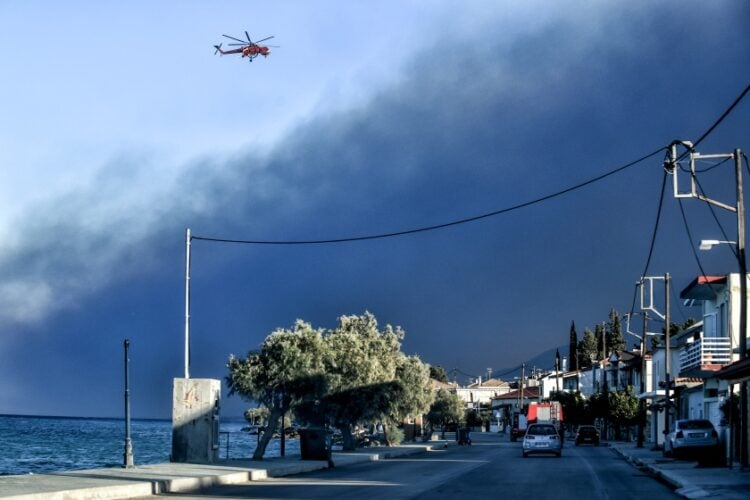 Πυροσβεστικό ελικόπτερο κατευθύνεται στο μέτωπο της πυρκαγιάς στην περιοχή του Ξυλοκάστρου στην Κορινθία. Δευτέρα 30 Σεπτεμβρίου 2024 ( φωτ.: Eurokinissi/Βασίλης Ψωμάς)