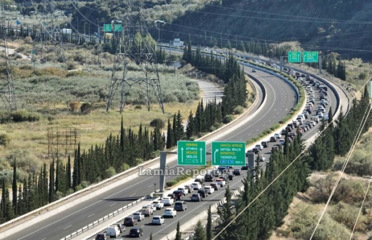 Χιλιάδες οδηγοί έχουν εγκλωβιστεί στην εθνική οδό Λαμίας Αθηνών (φωτ.: LamiaReport.gr)