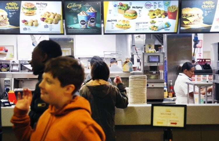 Πελάτες σε εστιατόριο McDonald’ s στο Λονδίνο (φωτ.: EPA/Andy Rain)