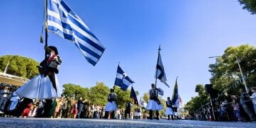 Οι ελληνικές σημαίες στην πορεία των χρόνων παρήλασαν στο Ναύπλιο (φωτ.: ΑΠΕ-ΜΠΕ/Ευάγγελος Μπουγιώτης)