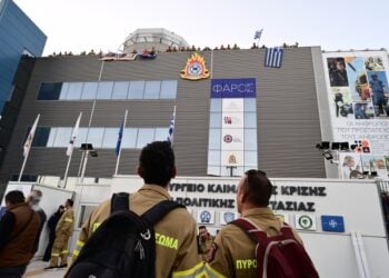 Είσοδος των διαμαρτυρομένων εποχικών πυροσβεστών στο υπουργείο Κλιματικής Κρίσης και Πολιτικής Προστασίας, Πέμπτη 31 Οκτωβρίου 2024 (φωτ.: Eurokinissi/Μιχάλης Καραγιάννης)