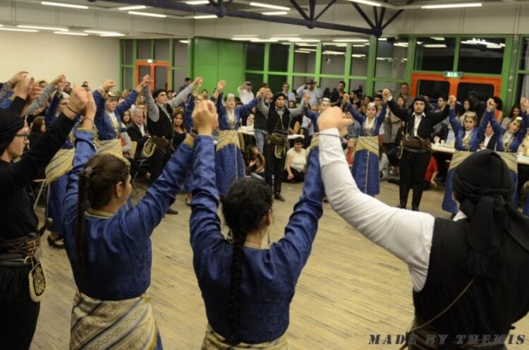 Φωτ. αρχείου από χοροεσπερίδα του Συλλόγου Ελλήνων Ποντίων Ντίσελντορφ «Ο Ξενιτέας» (Πηγή: xeniteas-duesseldorf.de)