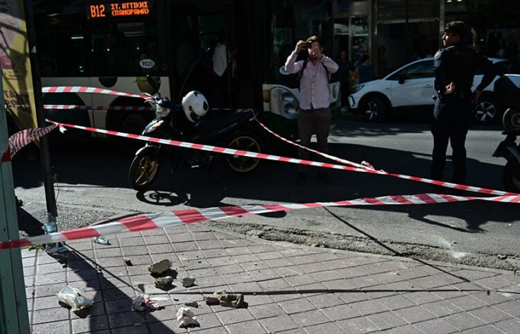 Στο πεζοδρόμιο φαίνονται τα κομμάτια του σοβά που τραυμάτισαν τη 14χρονη (φωτ.: EUROKINISSI / Κώστας Τζούμας)