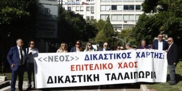 Στιγμιότυπο από διαμαρτυρία του Δικηγορικού Συλλόγου Αθήνας στο πλαίσιο της Παγκόσμιας Ημέρας Δικαιοσύνης στις 3 Οκτωβρίου (φωτ.: EUROKINISSI/Σωτήρης Δημητρόπουλος)