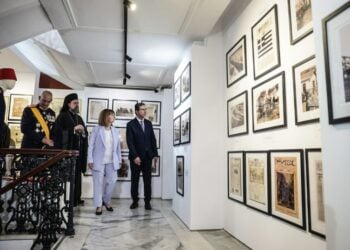 Ξενάγηση της Προέδρου της Δημοκρατίας Κατερίνας Σακελλαροπούλου στην έκθεση από τον υφυπουργό Εσωτερικών Κώστα Γκιουλέκα (φωτ.: Προεδρία της Δημοκρατίας)